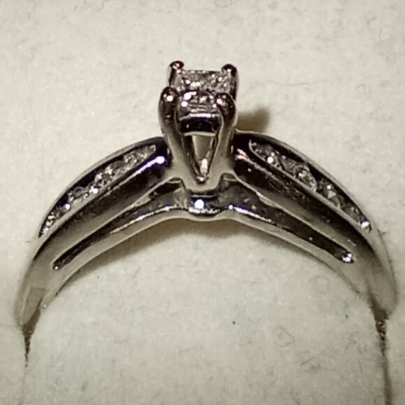 CHRISTMAS SPECIAL!  10Kt White Gold 1/3-Carat Princess & Round Diamond Ring - Picture 3 of 5